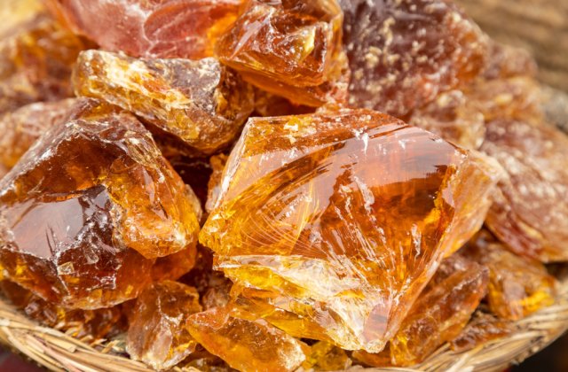 Peste 27 de kilograme de chihlimbar au fost descoperite în roata de rezervă, portiere și în bordul unei mașini