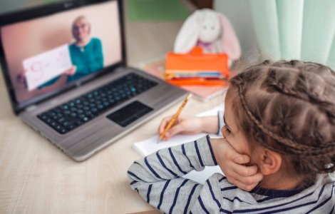 Peste 20 de școli din Timișoara au trecut la învățământul online din cauza frigului din clase