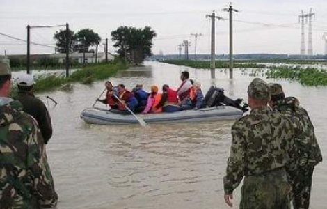 Peste 100 de persoane, evacuate din cauza apelor