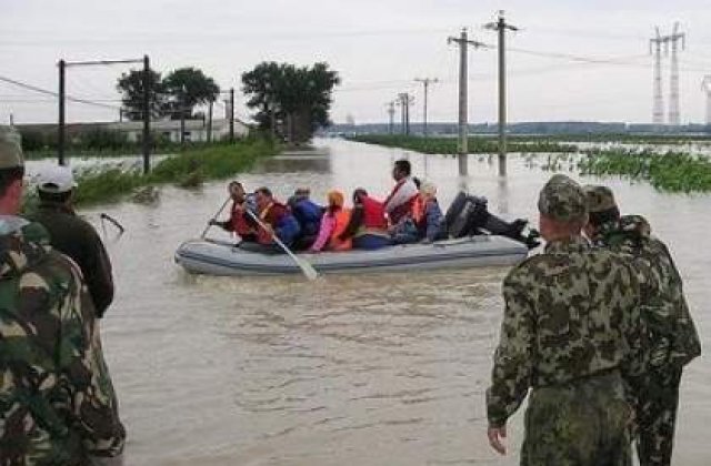 Peste 100 de persoane, evacuate din cauza apelor