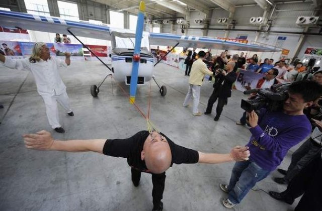 A tras un avion cu pleoapele