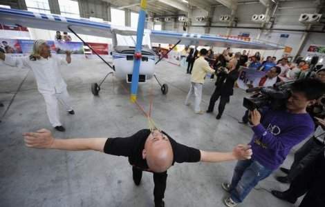 A tras un avion cu pleoapele