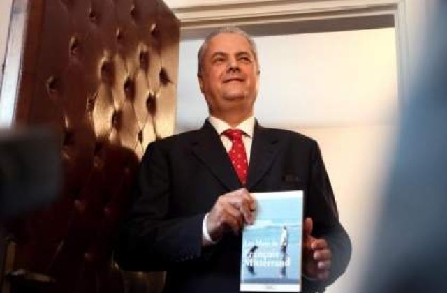 Nastase: "Opozitia mai are nevoie de opt voturi pentru a darama Guvernul"