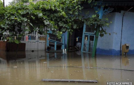 Un camion cu militari s-a rasturnat pe digul de pe Prut