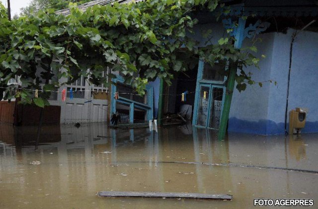 Un camion cu militari s-a rasturnat pe digul de pe Prut