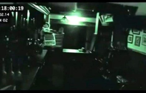  Video  Infricosator! Angajatii unui pub au filmat o fantoma furioasa