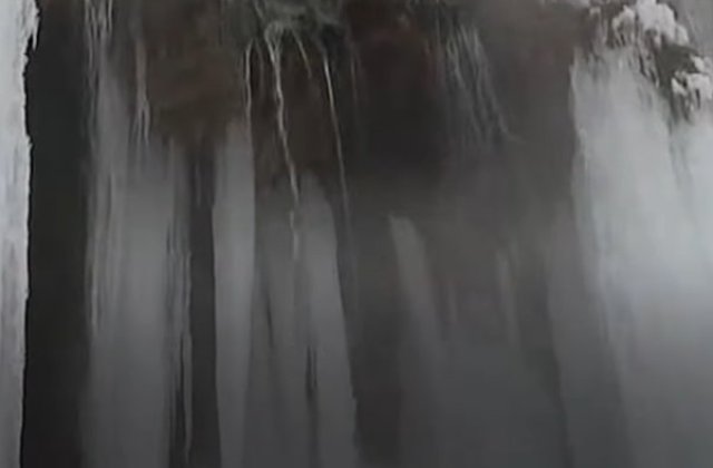VIDEO Imagini spectaculoase cu cascada înghețată cu apă termală de la Toplița