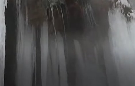 VIDEO Imagini spectaculoase cu cascada înghețată cu apă termală de la Toplița