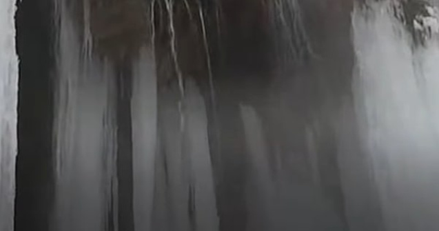 VIDEO Imagini spectaculoase cu cascada înghețată cu apă termală de la Toplița
