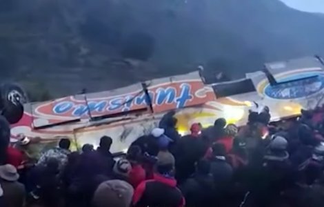 VIDEO Un autocar cu pasageri a căzut în gol în Bolivia. 11 persoane au decedat