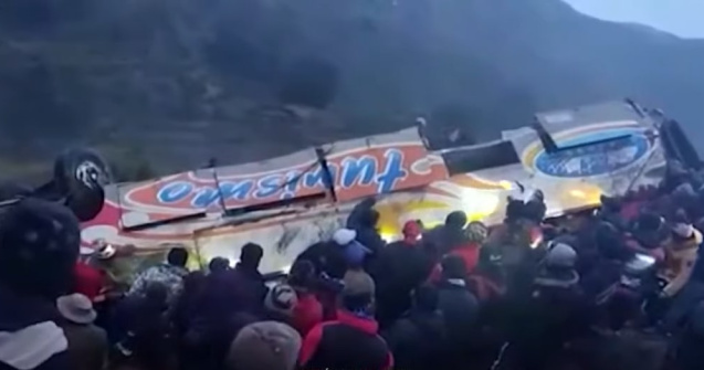 VIDEO Un autocar cu pasageri a căzut în gol în Bolivia. 11 persoane au decedat