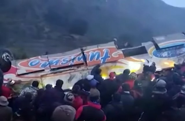 VIDEO Un autocar cu pasageri a căzut în gol în Bolivia. 11 persoane și-au pierdut viața
