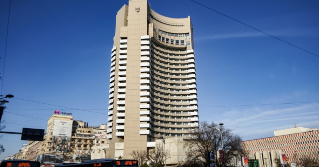 Un bărbat s-a aruncat de la etajul 20 al hotelului Intercontinental din Capitală