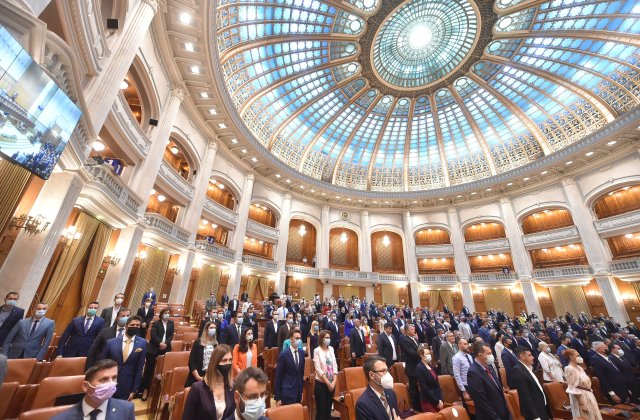 Nouă sesiune parlamentară. Certificatul verde la locul de muncă și desființarea pensiilor speciale sunt mărul discordiei în coaliție