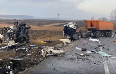 Primele imagini de la accidentul cu 7 morți din Iași. Autocamionul transporta muncitori, iar în ambulanță era o gravidă