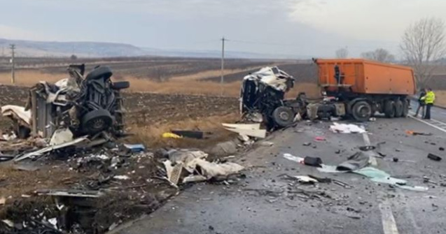 Primele imagini de la accidentul cu 7 morți din Iași. Autocamionul transporta muncitori, iar în ambulanță era o gravidă