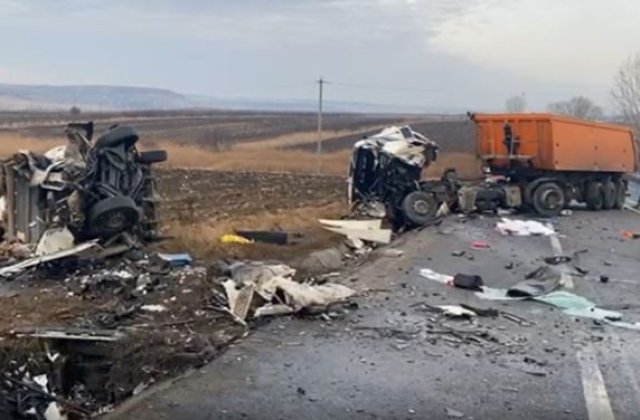 Primele imagini de la accidentul cu 7 morți din Iași. Autocamionul transporta muncitori, iar &icirc;n ambulanță era o gravidă