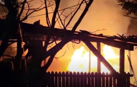 VIDEO Chiliile Mănăstirii Nucet au ars din temelii. Cinci măicuțe au reușit să se salveze