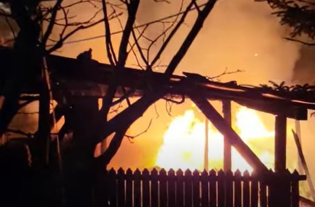 VIDEO Chiliile Mănăstirii Nucet au ars din temelii. Cinci măicuțe au reușit să se salveze