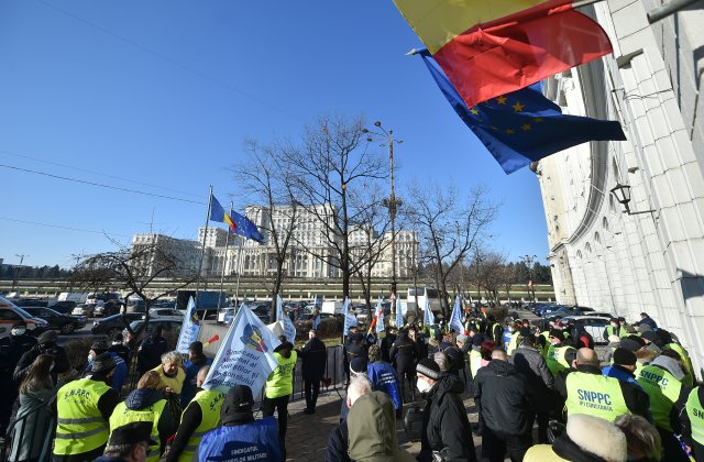 Sindicatele din Poliție protestează în fața Guvernului. Revendicările lor
