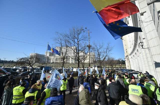 Sindicatele din Poliție protestează în fața Guvernului. Revendicările lor
