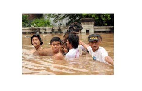 Cel putin 221 de persoane au murit in inundatiile din India