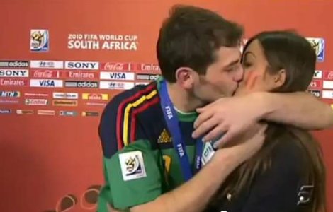 Video  Iker Casillas a sarutat-o pe Sara Carbonero in direct