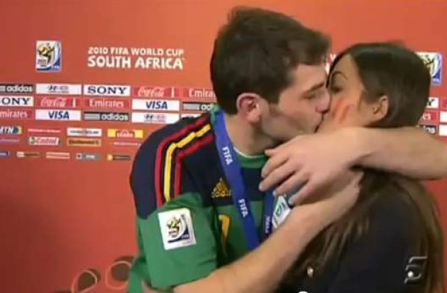 [VIDEO] Iker Casillas a sarutat-o pe Sara Carbonero in direct