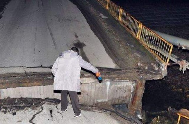 Un pod s-a prabusit in Hunedoara. Doua masini au ramas suspendate