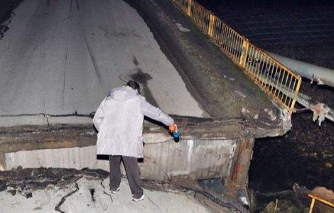 Un pod s-a prabusit in Hunedoara. Doua masini au ramas suspendate