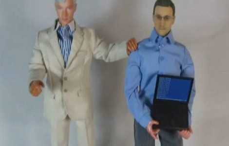 Video  Papusa Edward Snowden, la vanzare in SUA