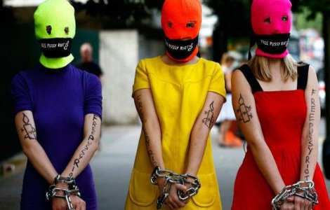  Video  Membrele trupei Pussy Riot, biciute de cazaci la Soci