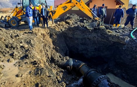 Situație critică la Bacău. Mii de oameni stau la cozi uriașe, cu găleți și bidoane, după ce au rămas din nou fără apă