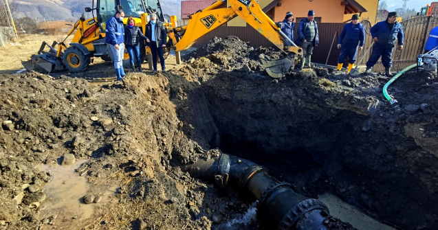 Situație critică la Bacău. Mii de oameni stau la cozi uriașe, cu găleți și bidoane, după ce au rămas din nou fără apă