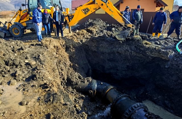 Situație critică la Bacău. Mii de oameni stau la cozi uriașe, cu găleți și bidoane, după ce au rămas din nou fără apă  