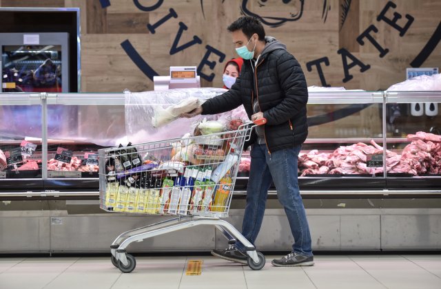 Propunere CNSU: Acces în supermarketurile din mall-uri fără certificat verde. În ce condiții 