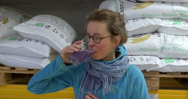 VIDEO Bere albastră, produsă la o fabrică de bere din Franța. Care este ingredientul magic