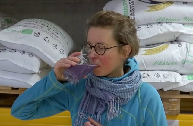 VIDEO Bere albastră, produsă la o fabrică de bere din Franța. Care este ingredientul magic