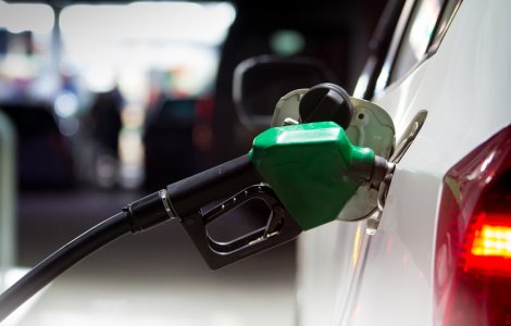 Prețul la benzina standard a crescut! Cât costă acum un plin de combustibil