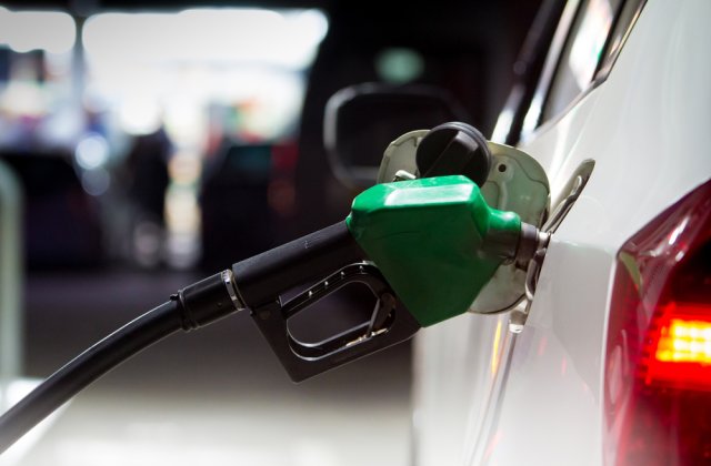 Prețul la benzina standard a crescut! C&acirc;t costă acum un plin de combustibil