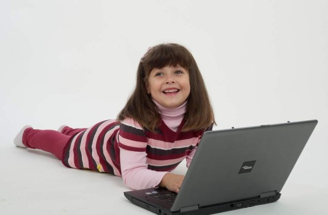 (P) Romtelecom ii ajuta pe romani sa infrunte criza cu scaderi de preturi la internet si telefonie