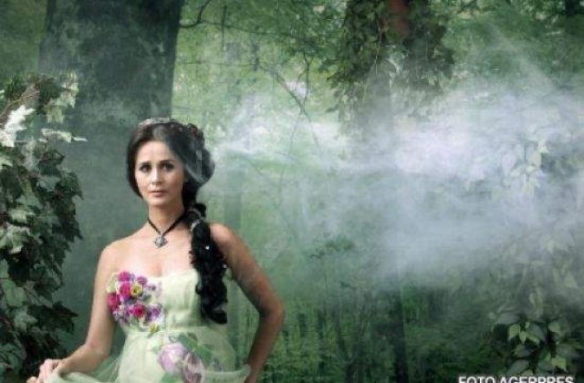 Slujba de inmormantare a Madalinei Manole, oficiata in afara bisericii