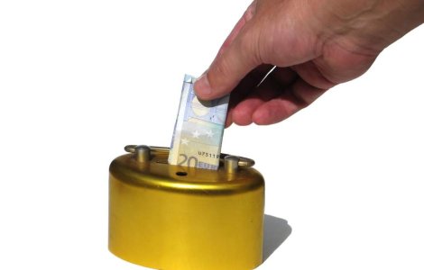 Capsunarii romani au zeci de miliarde de euro in banci straine