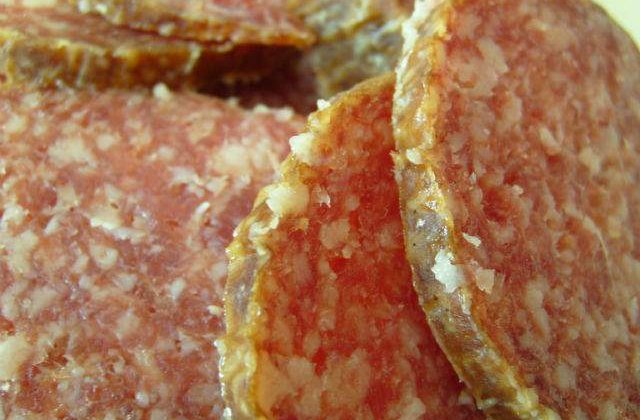 Controale ANPC in hipermarketurile din toata tara, dupa gasirea unui salam alterat