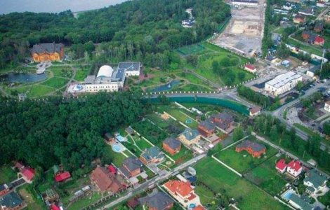  Video  Numerosi ucraineni sosesc la resedinta prezidentiala sa vada cum traia Ianukovici