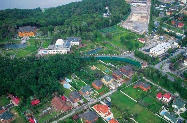 [VIDEO] Numerosi ucraineni sosesc la resedinta prezidentiala sa vada cum traia Ianukovici