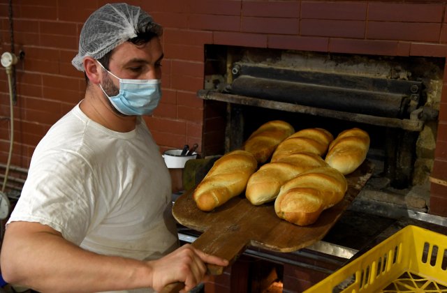 Pâinea cea de toate zilele, un lux pentru mulți români după scumpirea gazelor. Cât a ajuns să coste  