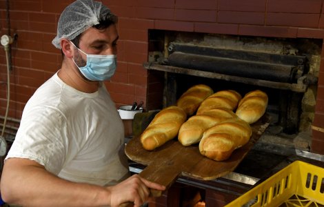 Pâinea cea de toate zilele, un lux pentru mulți români după scumpirea gazelor. Cât a ajuns să coste