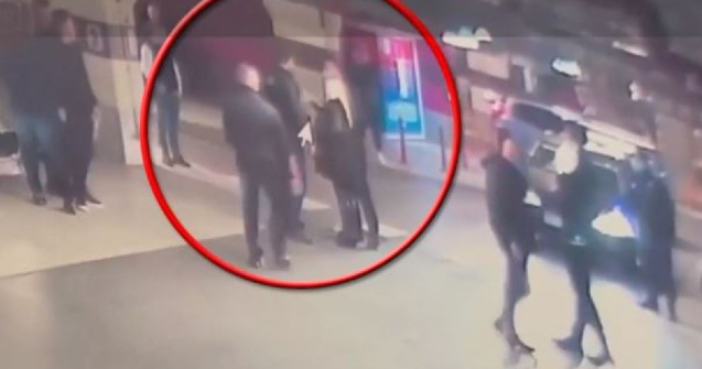 Interlopii nu mai au frică de nimic. Un polițist făcut K.O în parcarea unui mall