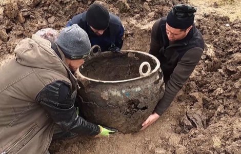 Vas celtic vechi de peste 2.500 de ani, găsit de un grup de tineri, în Prahova. Suma pe care o vor primi pentru descoperirea lor